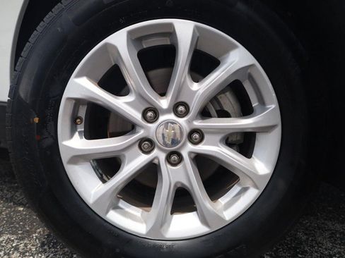 Used 2021 Chevrolet Equinox LS FWD image 2
