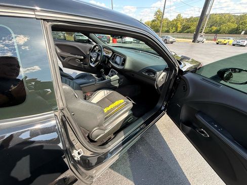 Used 2015 Dodge Challenger SRT Hellcat image 30