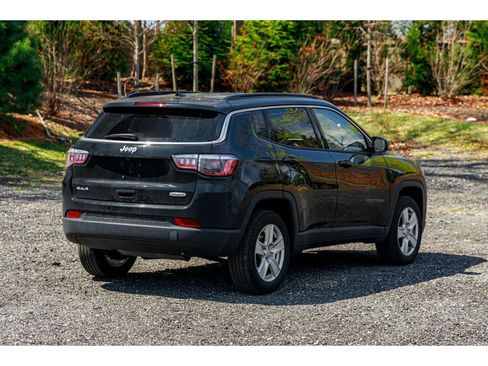 Used 2022 Jeep Compass Latitude image 9