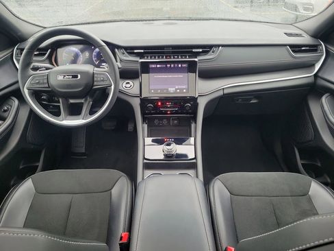 Used 2024 Jeep Grand Cherokee L Altitude image 15