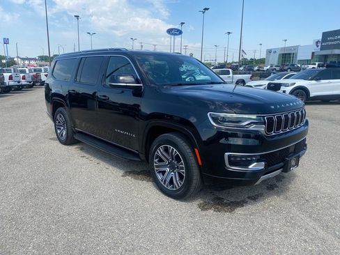 Used 2024 Jeep Wagoneer L Series II w/ Flexible Seating Group AWD/4WD image 8