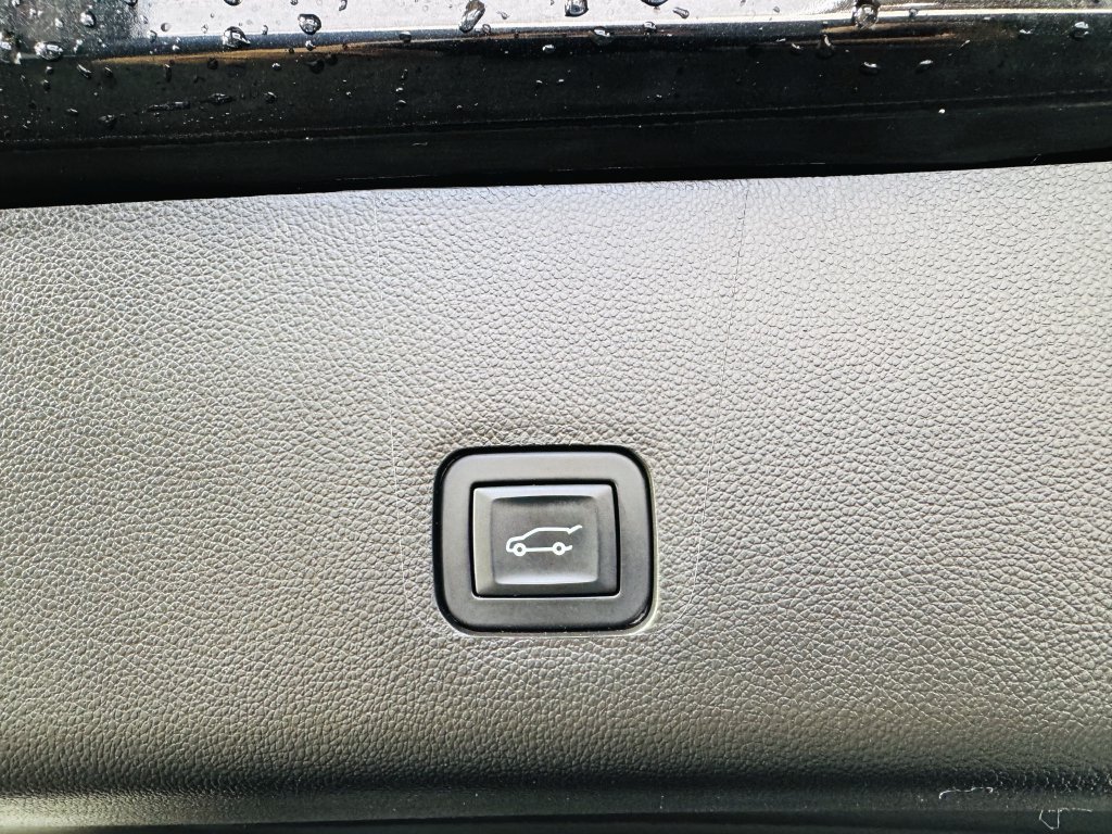 Used 2019 Chevrolet Traverse Premier w/ Driver Confidence II Package FWD image 32