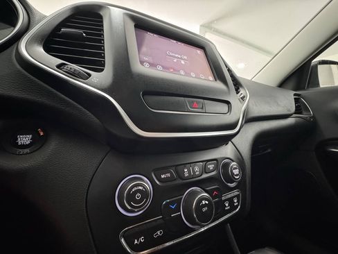 Used 2019 Jeep Cherokee Latitude Plus w/ Cold Weather Group AWD/4WD image 31
