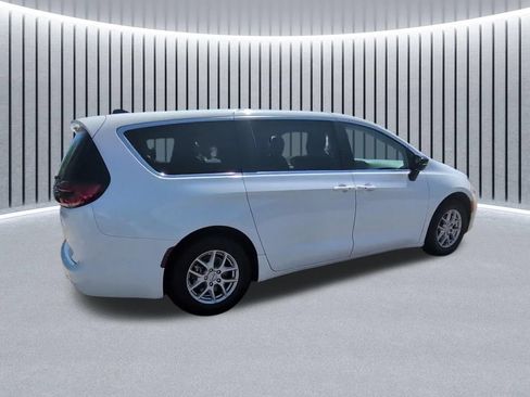Used 2024 Chrysler Pacifica Touring-L FWD image 15