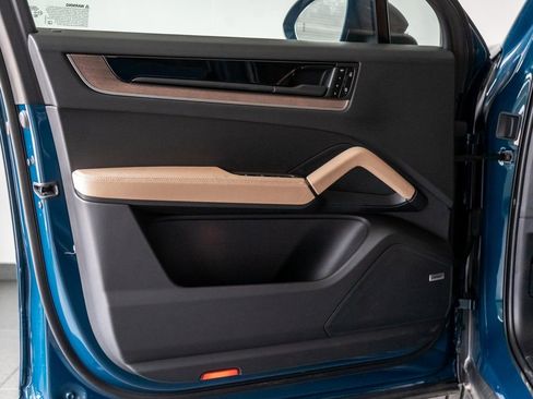 Certified 2025 Porsche Cayenne image 12