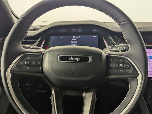 Used 2025 Jeep Grand Cherokee Limited w/ Luxury Tech Group II image 17