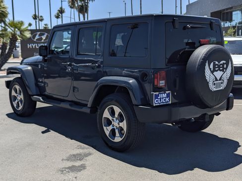 Used 2018 Jeep Wrangler Unlimited Sahara w/ Connectivity Group AWD/4WD image 4