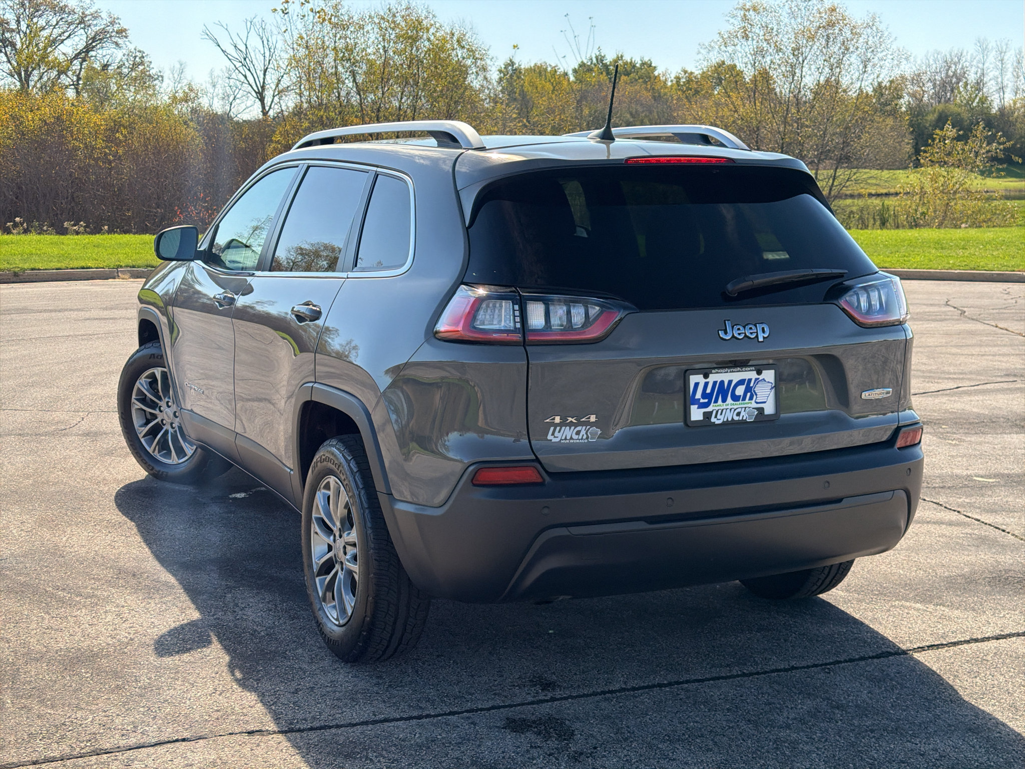 Used 2020 Jeep Cherokee Latitude Plus w/ Cold Weather Group AWD/4WD image 2