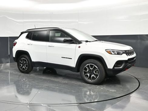 Certified 2025 Jeep Compass Trailhawk AWD/4WD image 5