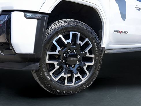 Used 2024 GMC Sierra 2500 AT4 w/ AT4 Premium Plus Package AWD/4WD image 4
