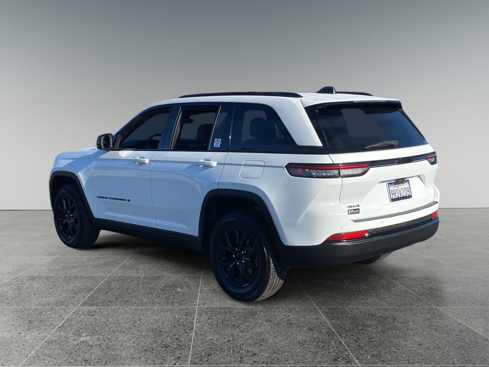 Used 2025 Jeep Grand Cherokee Altitude AWD/4WD image 3