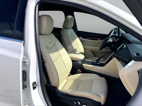 Used 2017 Cadillac XT5 Luxury w/ Driver Awareness Package FWD image 9