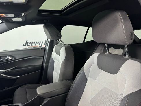 Used 2025 Chevrolet Trax RS w/ Sunroof Package FWD image 10