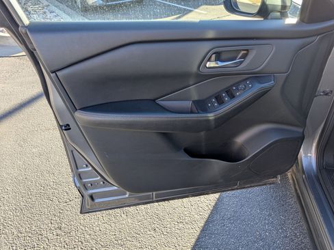 Used 2024 Nissan Rogue SV image 15