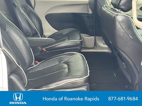 Used 2023 Chrysler Pacifica Limited FWD image 15