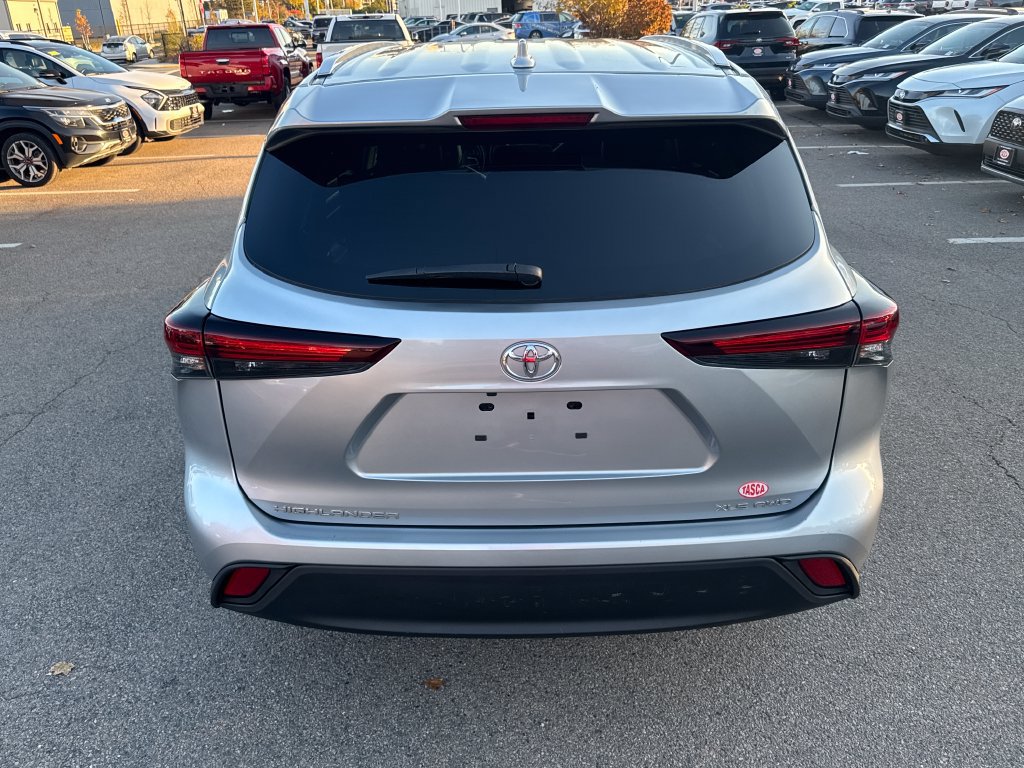 Used 2024 Toyota Highlander XLE AWD/4WD image 6