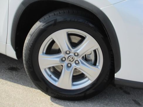 Used 2022 Toyota Highlander LE image 7