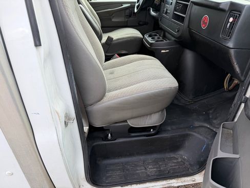 Used 2010 GMC Savana 3500 CUTAWAY BOX TRUCK COMMERCIAL image 10