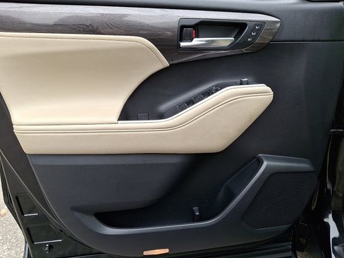 Used 2023 Toyota Highlander Platinum image 13