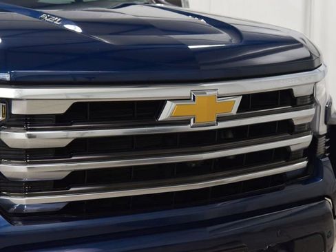 Used 2023 Chevrolet Silverado 1500 High Country w/ High Country Premium Package AWD/4WD image 11