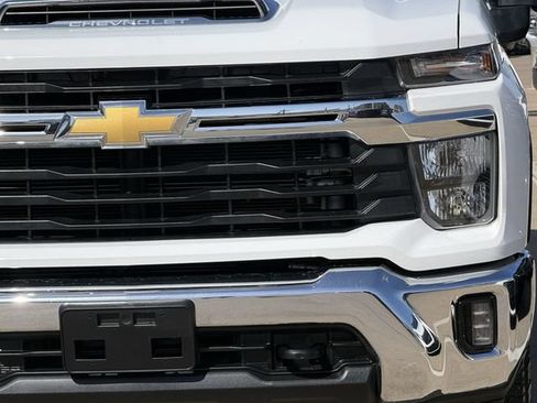 Used 2024 Chevrolet Silverado 2500 LT AWD/4WD image 9
