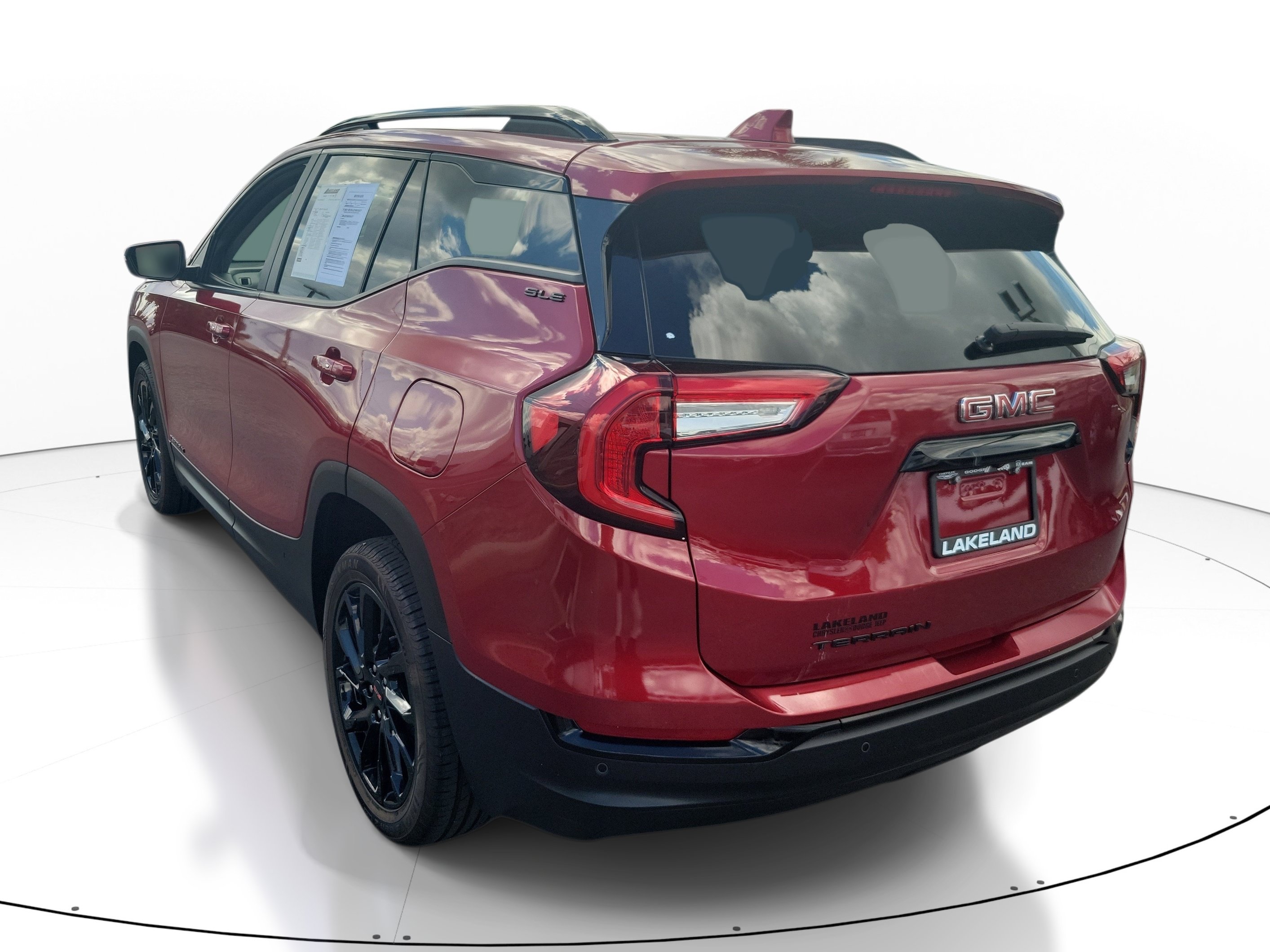 Used 2023 GMC Terrain SLE w/ Driver Convenience Package FWD image 4