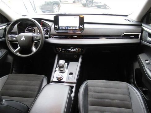 Used 2024 Mitsubishi Outlander SE image 12
