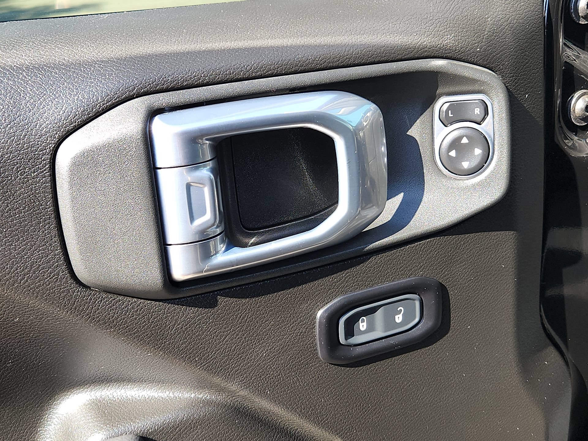 Certified 2025 Jeep Gladiator Sport AWD/4WD image 15