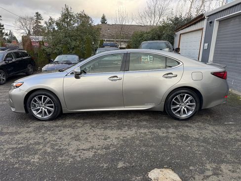 Used 2017 Lexus ES 300h w/ Luxury Package image 4