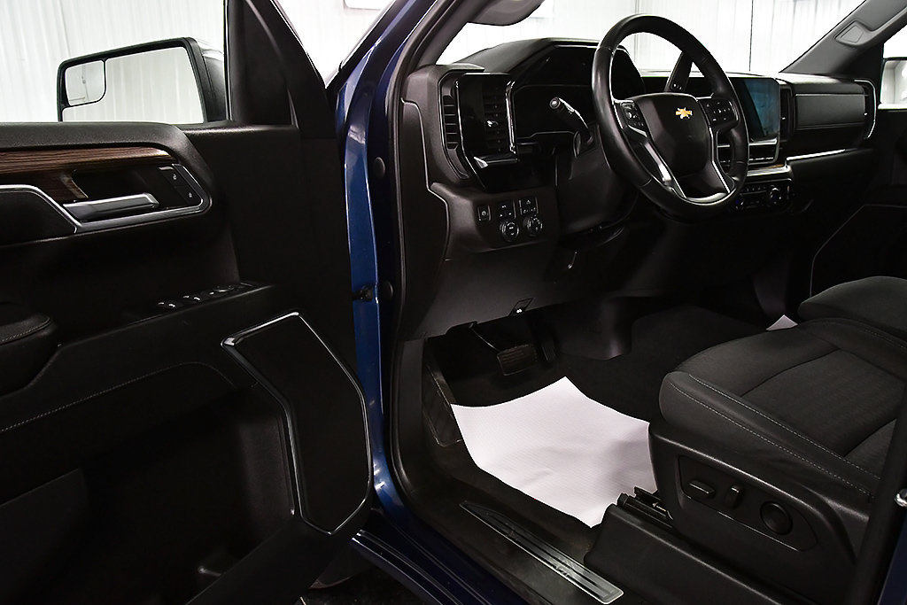 Used 2023 Chevrolet Silverado 1500 LT AWD/4WD image 17
