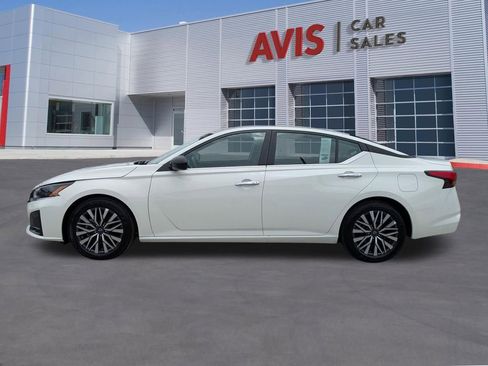 Used 2025 Nissan Altima 2.5 SV FWD image 10