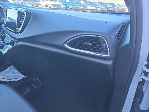 Used 2025 Chrysler Pacifica Select image 69