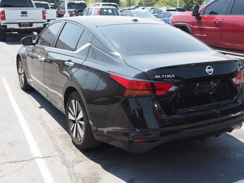 Used 2021 Nissan Altima 2.5 SV FWD image 2