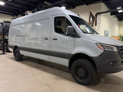 Used 2022 Mercedes-Benz Sprinter 2500 image 14