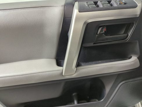 Used 2011 Toyota 4Runner SR5 w/ Premium Pkg w/Leather RWD image 9