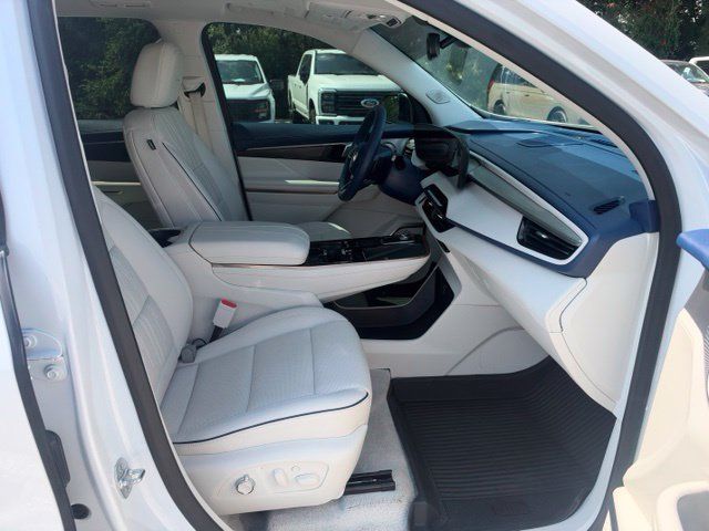 Used 2025 Buick Enclave Avenir w/ Trailering Package, 5000 lbs. FWD image 11