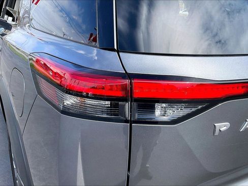 Used 2025 Nissan Pathfinder S image 31