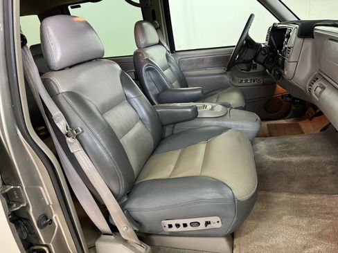 Used 2000 Chevrolet Tahoe Z71 w/ Comfort & Security Pkg image 28