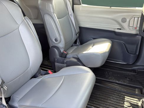 Used 2021 Toyota Sienna XLE AWD/4WD image 19