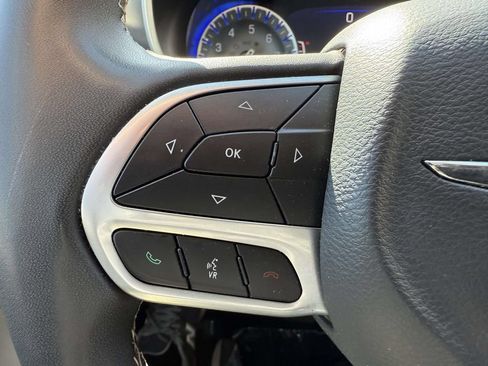 Used 2024 Chrysler Pacifica Touring-L FWD image 24
