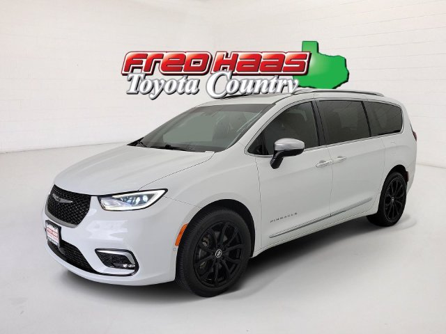 Used 2023 Chrysler Pacifica Pinnacle AWD/4WD image 1