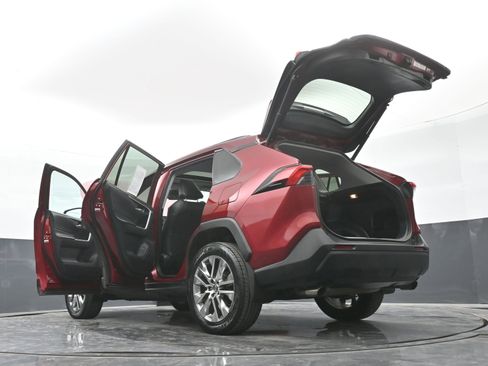 Used 2021 Toyota RAV4 XLE Premium image 50