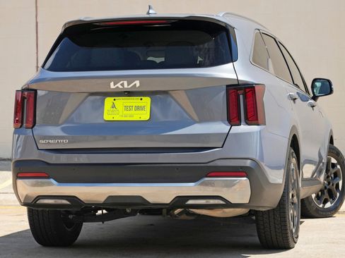 Used 2024 Kia Sorento S FWD image 4