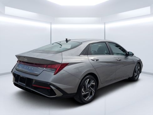 Certified 2025 Hyundai Elantra Limited image 4