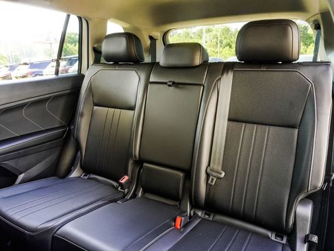 Used 2022 Volkswagen Tiguan SE FWD image 39