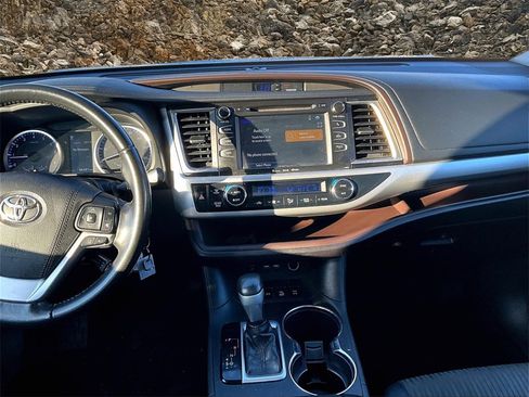 Used 2019 Toyota Highlander LE image 5