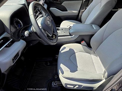 Used 2020 Toyota Highlander LE image 9