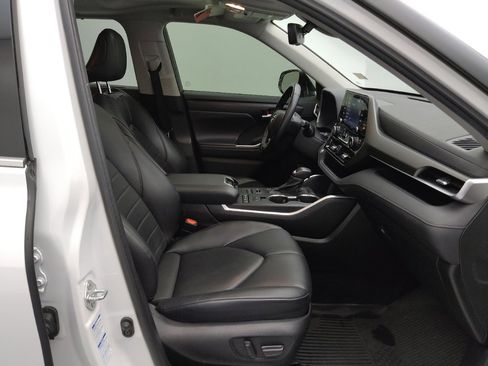 Used 2022 Toyota Highlander XLE w/ Protection Package #3 (TMS) AWD/4WD image 21