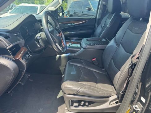Used 2017 Cadillac Escalade ESV Luxury RWD image 5