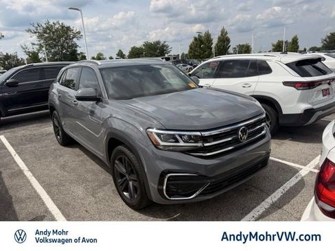 Used 2020 Volkswagen Atlas Cross Sport SE w/ Panoramic Sunroof Package AWD/4WD image 2